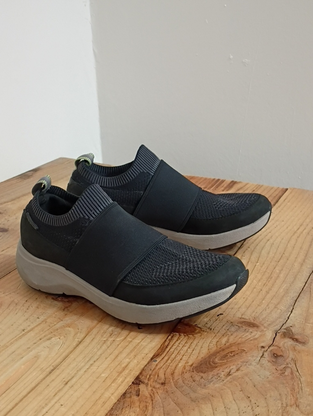 Clarks Women's Wave Walk 2.0 Step Slip On Waterproof Sneaker Size 7